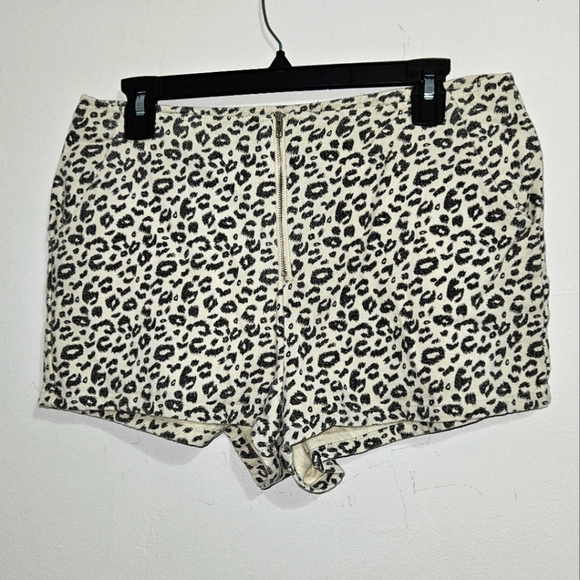 Altar'd State, Front Zip Leopard Print Cream & Black Short Shorts. Size Large. - Picture 1 of 5